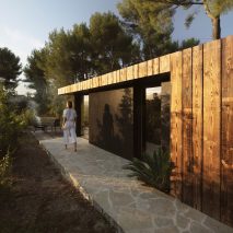 Cabin with scorched wood cladding