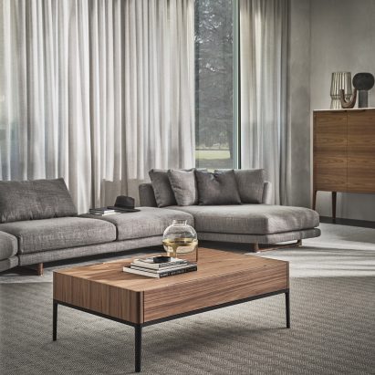 A living room with furniture by Porada