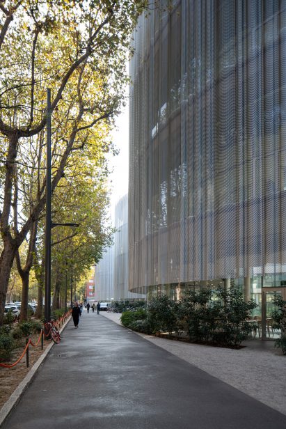 Image of the mesh sheets from street level at Bocconi Campus