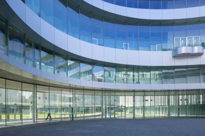 Image of a curving wall at Bocconi Campus