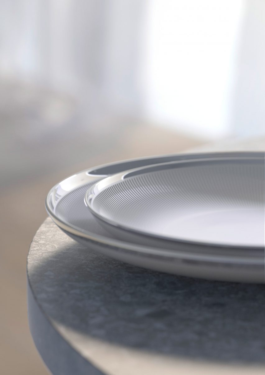 A photograph of the Stella plate with platinum band by Sieger Design by Fürstenberg