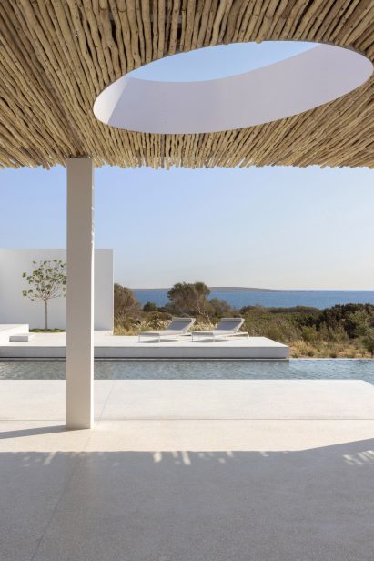 Image of the infinity pool at Paros House