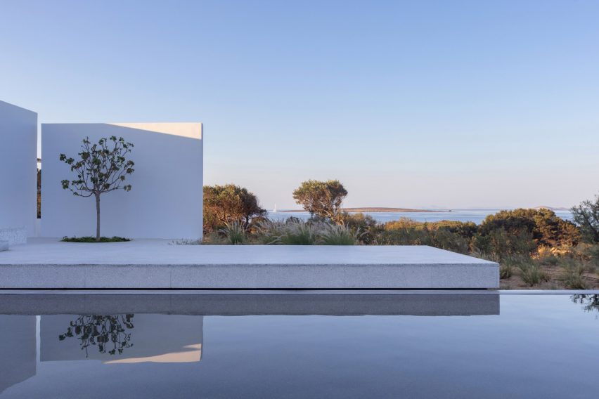 Paros House is a Greek villa that was designed by Studio Seilern Architects