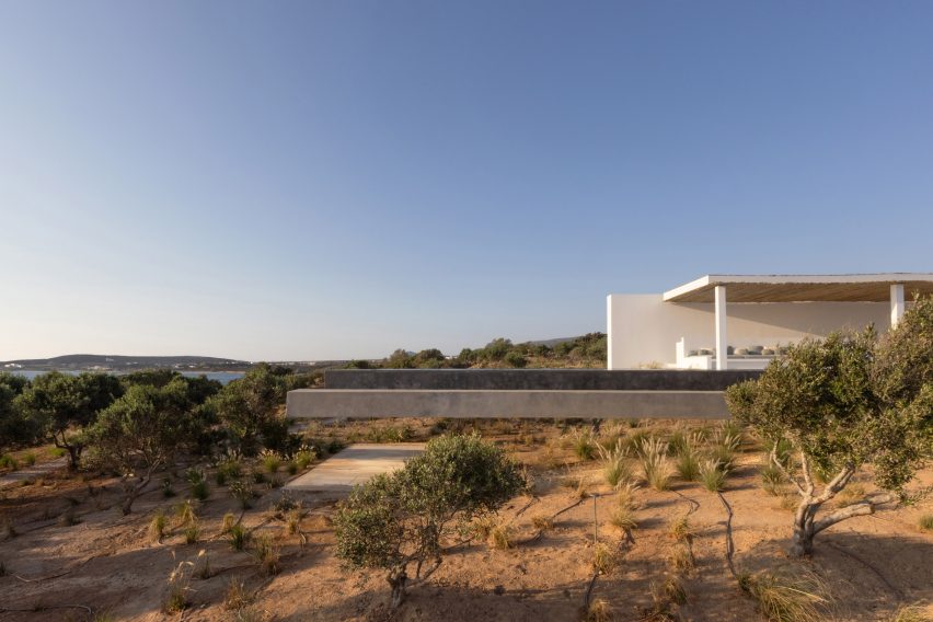 Paros House is a Greek villa that was designed by Studio Seilern Architects
