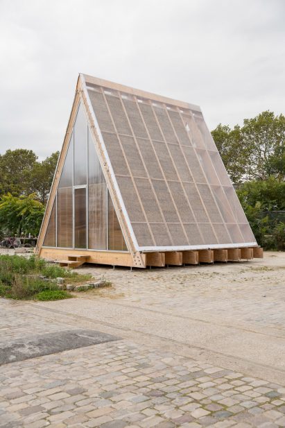 Aire de Repos shelter for migrants in Paris
