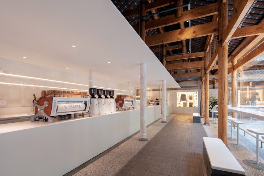 % Arabica coffee shop in Kuanzhai Alley features central courtyard