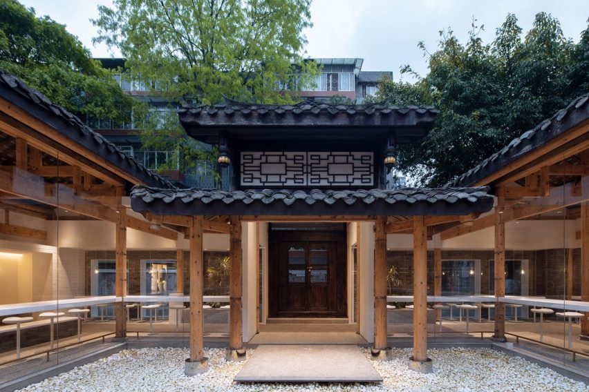% Arabica coffee shop in Kuanzhai Alley features central courtyard