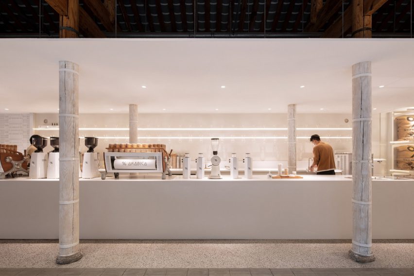 % Arabica coffee shop in Kuanzhai Alley features central courtyard