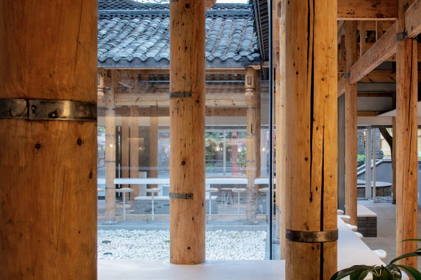 % Arabica coffee shop in Kuanzhai Alley features central courtyard