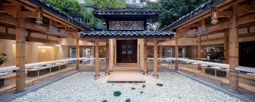 % Arabica coffee shop in Kuanzhai Alley features central courtyard