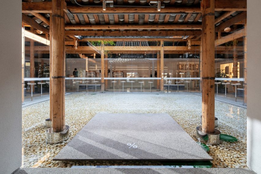 % Arabica coffee shop in Kuanzhai Alley features central courtyard