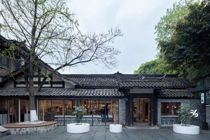 % Arabica coffee shop in Kuanzhai Alley features central courtyard