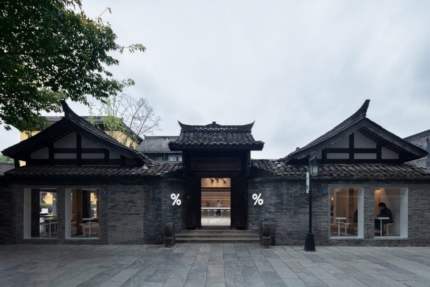 % Arabica coffee shop in Kuanzhai Alley features central courtyard
