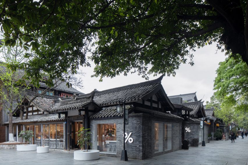 % Arabica coffee shop in Kuanzhai Alley features central courtyard