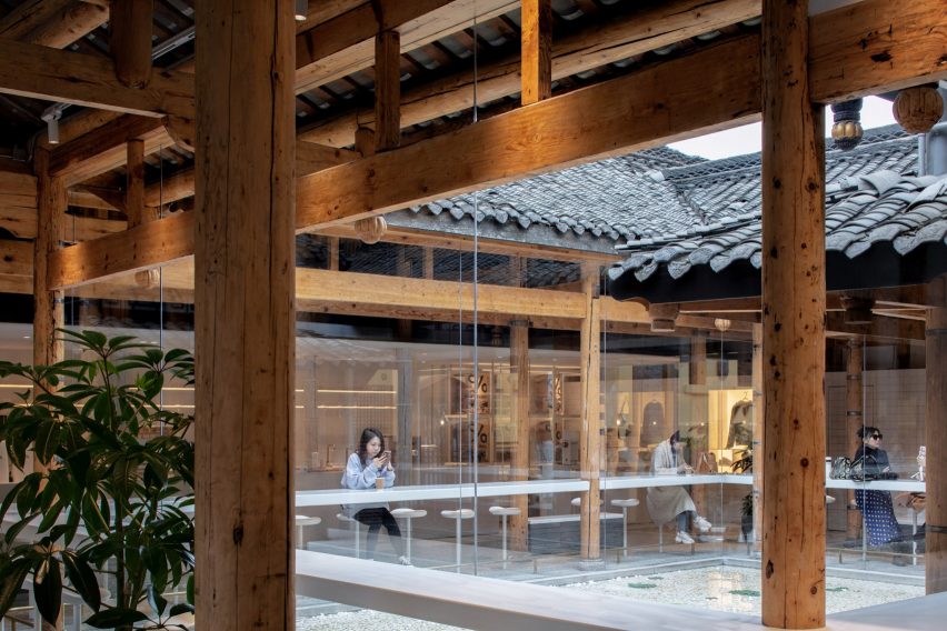% Arabica coffee shop in Kuanzhai Alley features central courtyard