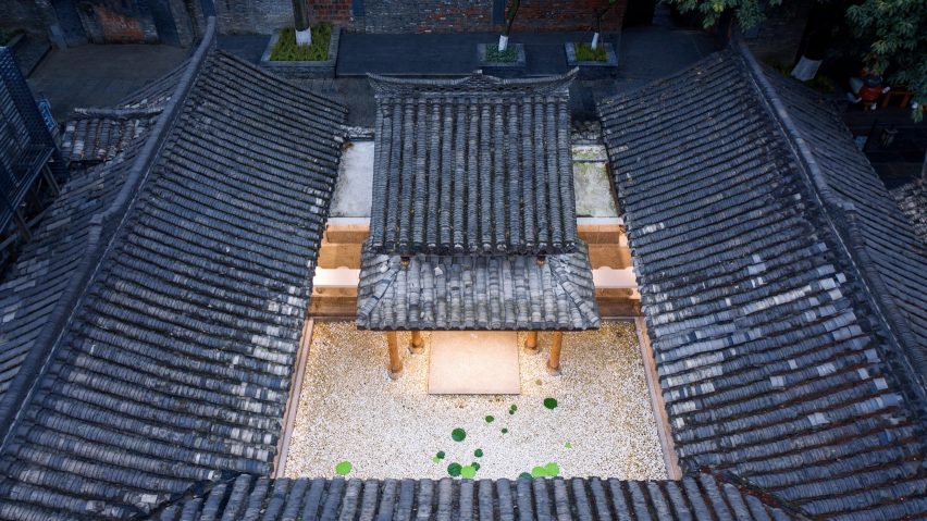 % Arabica coffee shop in Kuanzhai Alley features central courtyard