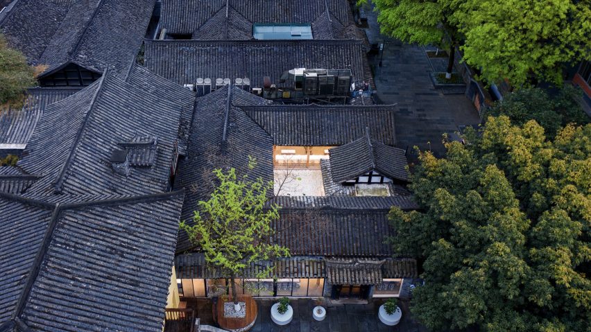 % Arabica coffee shop in Kuanzhai Alley features central courtyard
