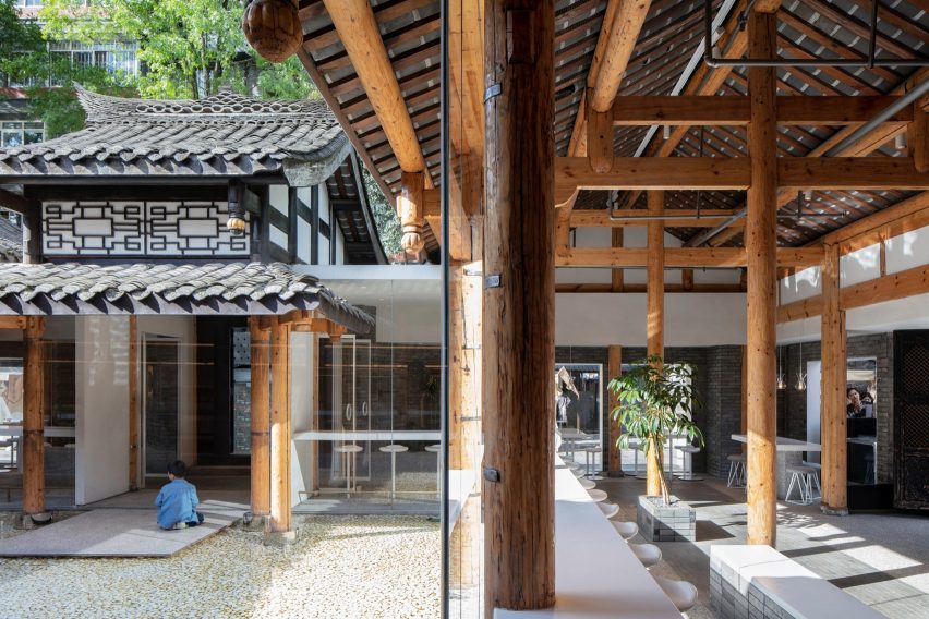 % Arabica coffee shop in Kuanzhai Alley features central courtyard