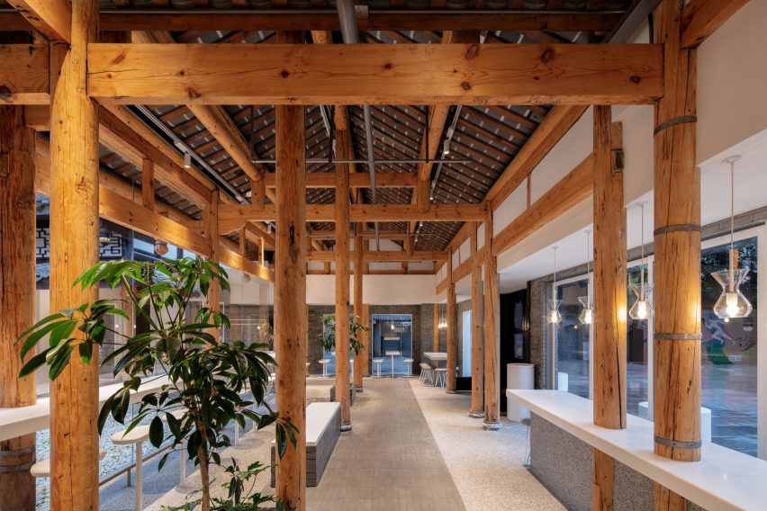 % Arabica coffee shop in Kuanzhai Alley features central courtyard