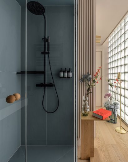 Bathroom in Buckle Street Studios by Grzywinski+Pons for Locke hotels