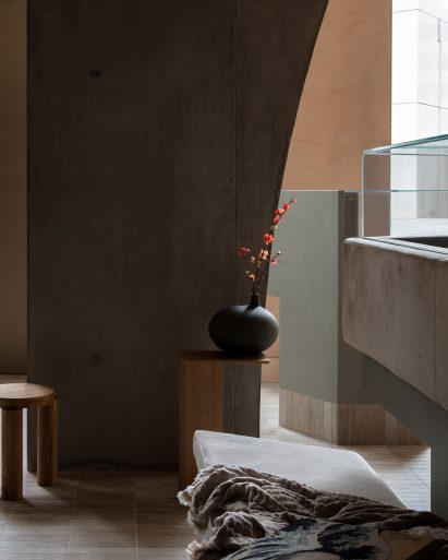 Arches and vitrines in Buckle Street Studios by Grzywinski+Pons for Locke hotels