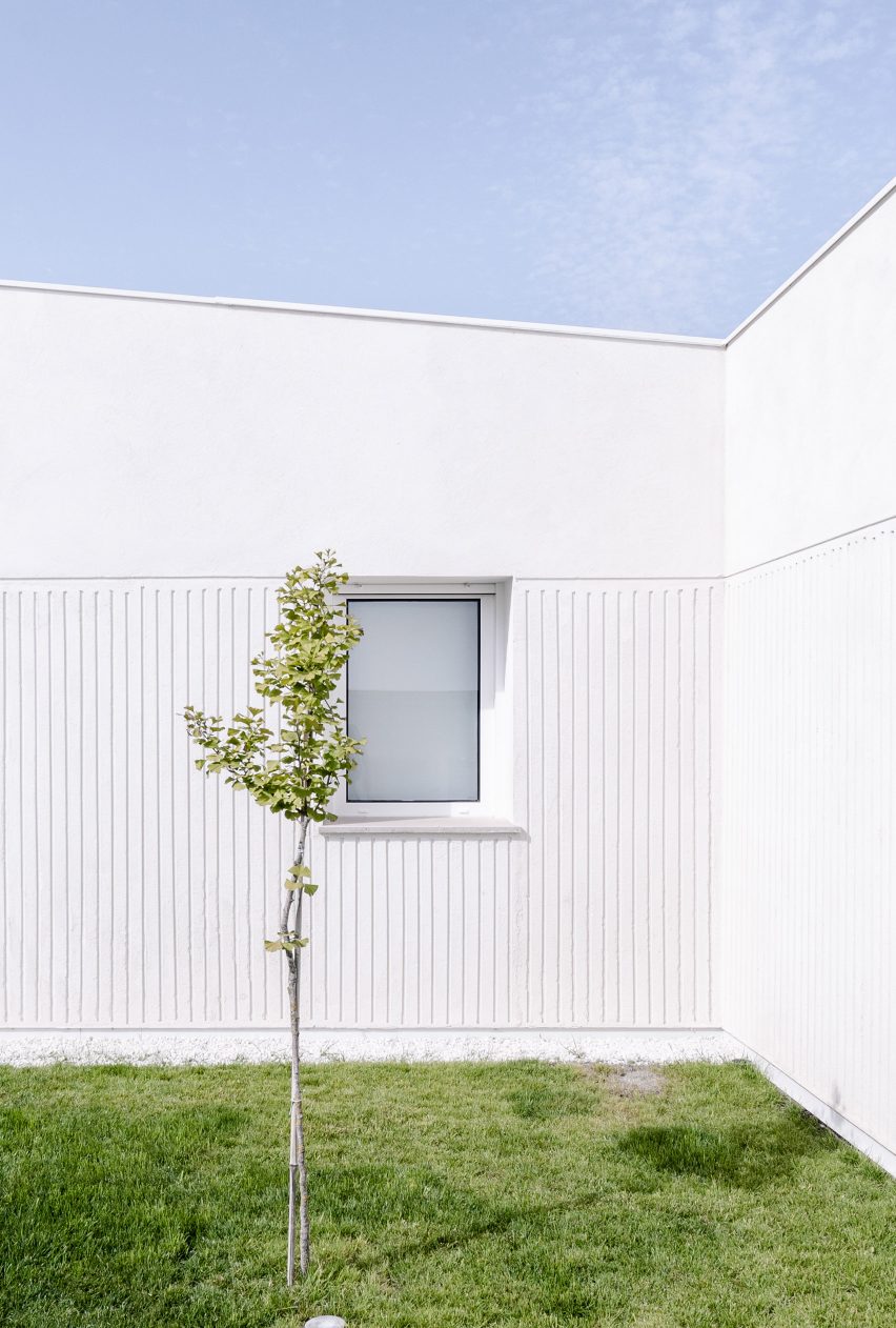 Wall with fluted white mortar