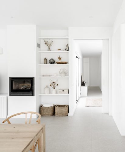 White-walled living space in Casa Banlusa