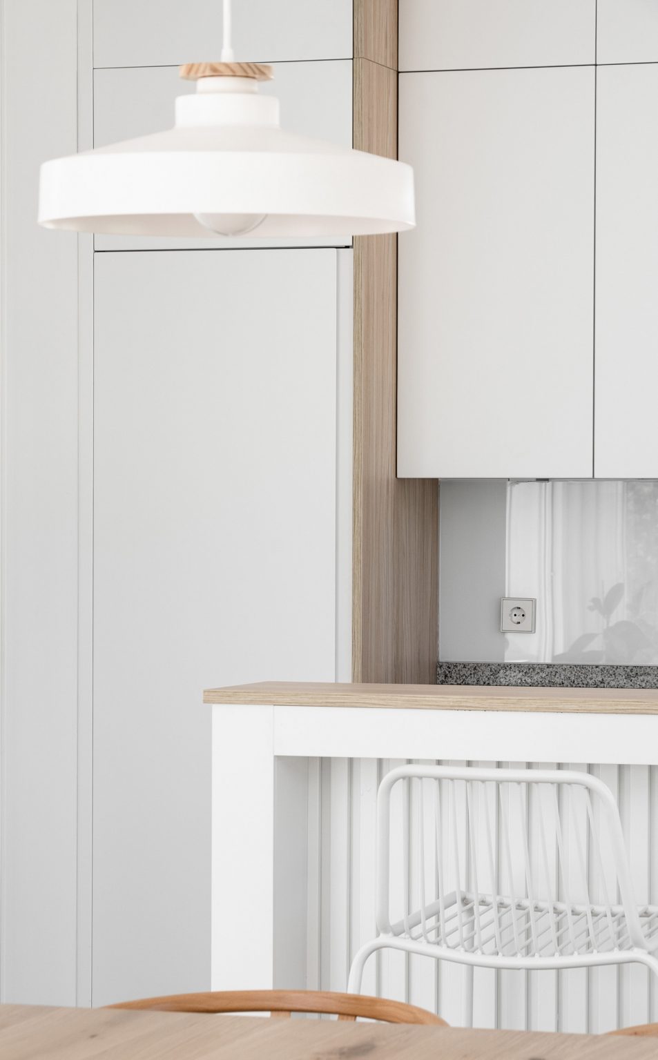 White kitchen inside Casa Banlusa