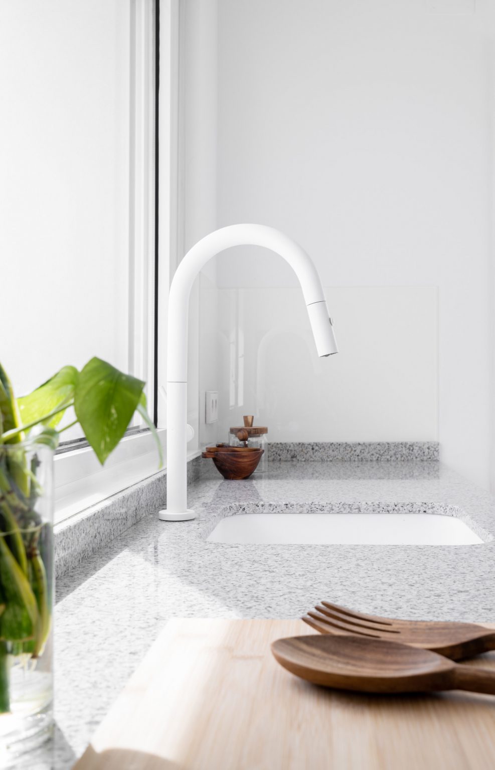 White kitchen inside Casa Banlusa