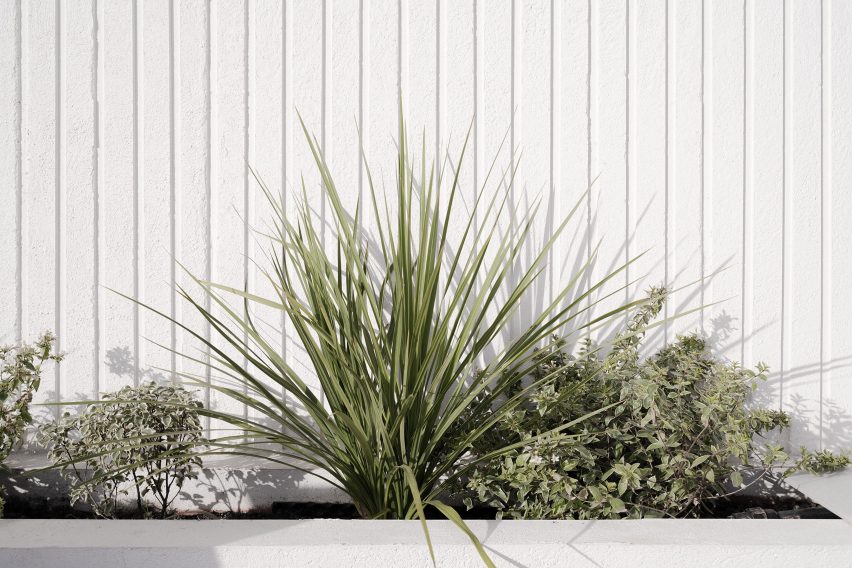Wall with fluted white mortar
