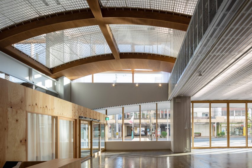 Curved ceiling with net cover