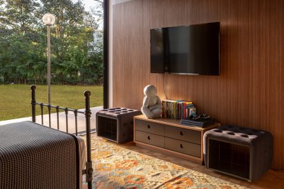 Glass walls in house by Debaixo do Bloco Arquitetura