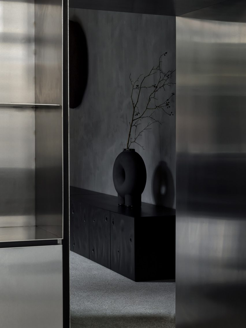 Earthy interiors of Faina Gallery in Antwerp