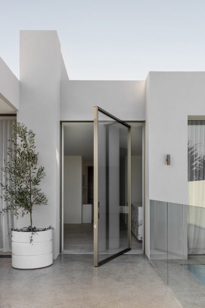 Pivoting door to a roof terrace
