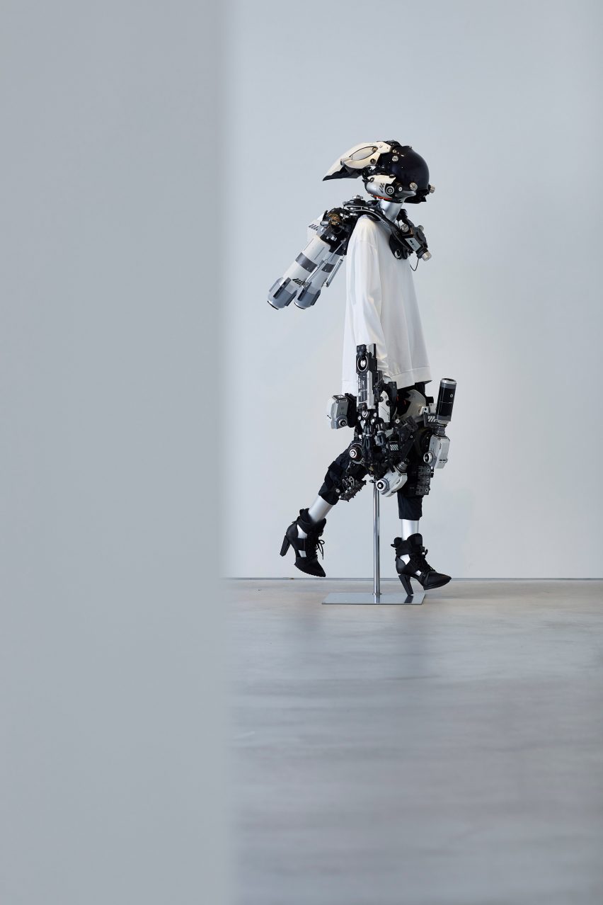 Mannequin in Sai Gallery wearing headwear and prosthetic enhancements by Ikeuchi Hiroto