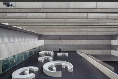 Image of seating areas within the main hall at the Faculty of Humanities at Charles University 