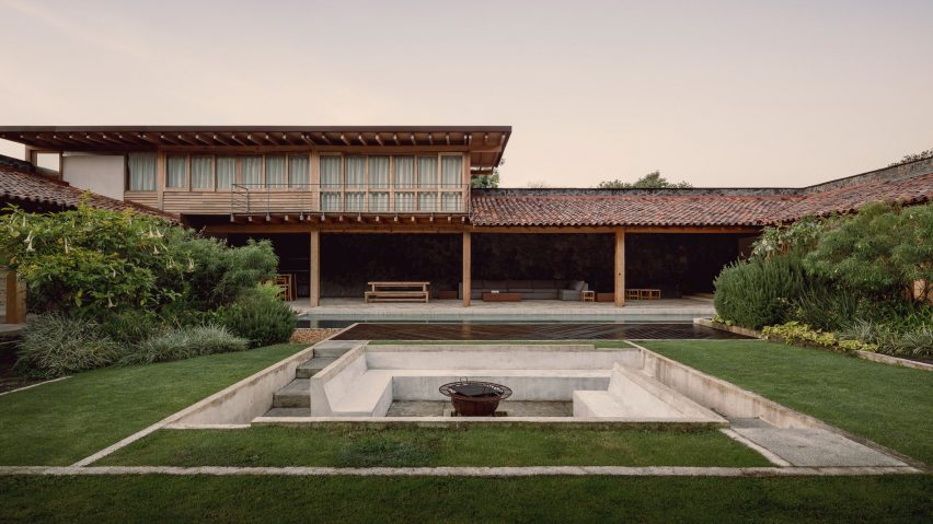 Práctica Arquitectura reinterprets Mexican hacienda in volcanic stone