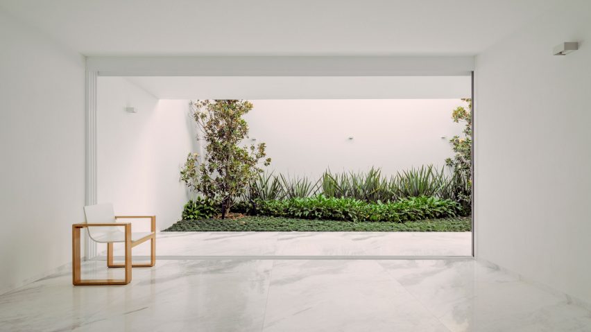 Cotaparedes Arquitectos completes Mexican home built around two courtyards