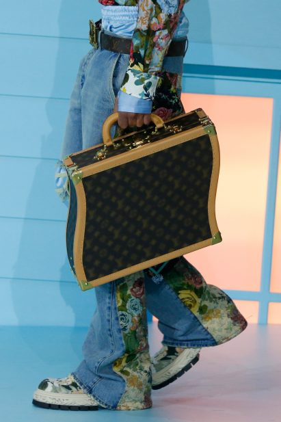 Detail image of a bag with curved edges