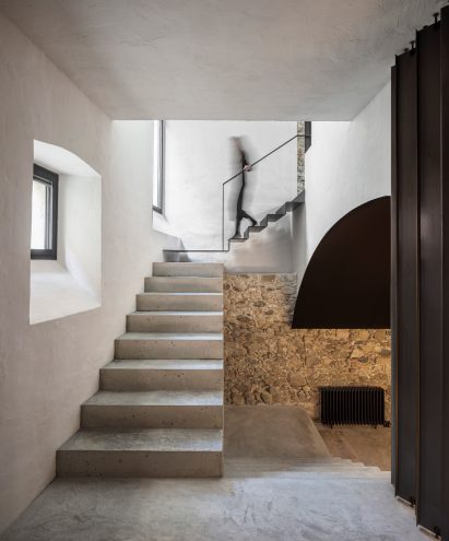 The staircase was placed at the rear of the living room