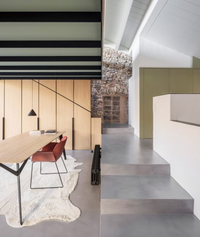 Cruïlles 2 has concrete interiors