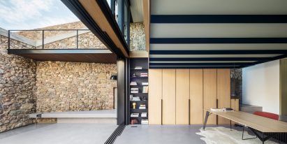 Image of the courtyard and living space at Cruïlles 2