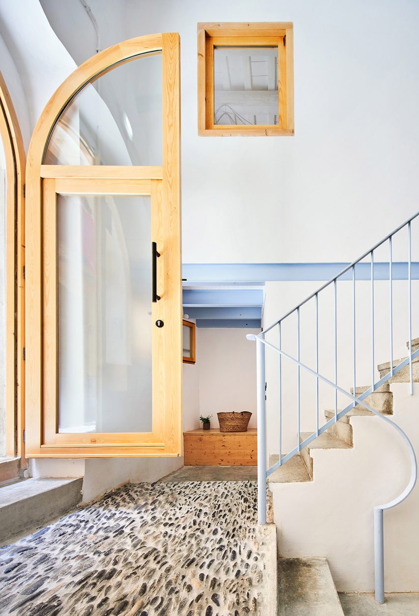 Entrance of Mediona 13 by Nua Arquitectures