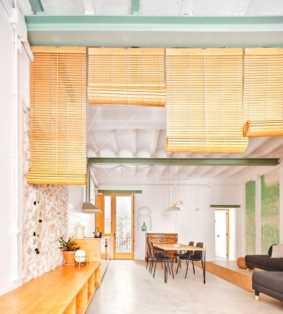 White-walled living room by Nua Arquitectures
