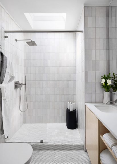 Spa-like bathroom by Moliving
