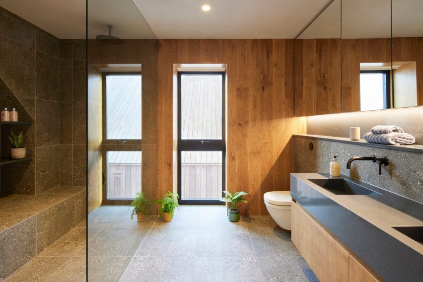 Bathroom of Seabreeze house by RX Architects