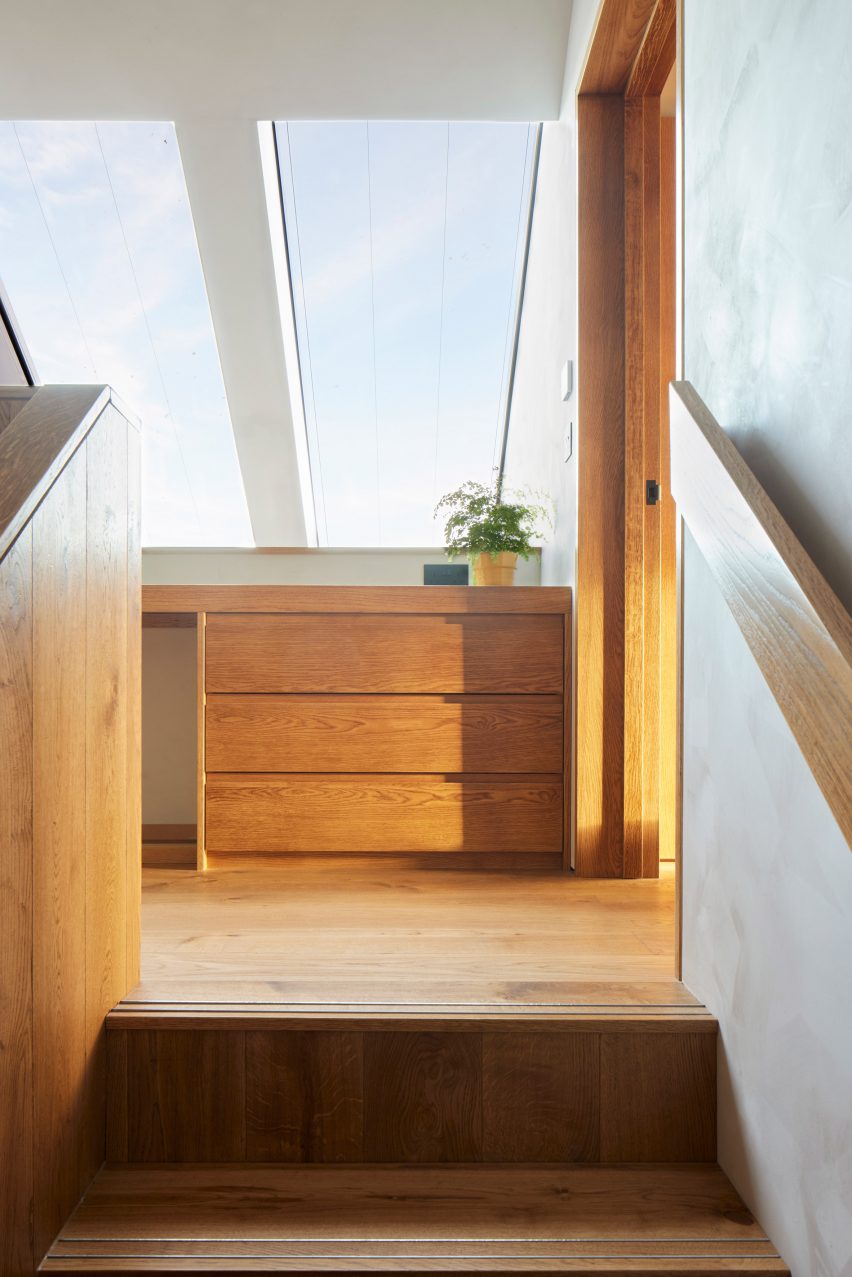 Inside Seabreeze house by RX Architects