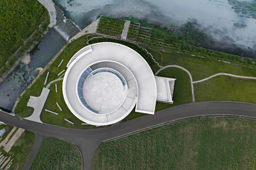 Tiangang Art Center was designed by Syn Architects