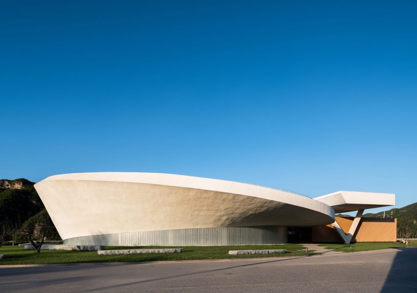 Tiangang Art Center was designed by Syn Architects