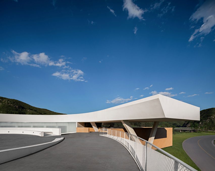 Tiangang Art Center was designed by Syn Architects